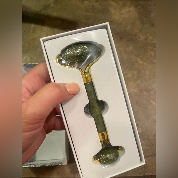 ROSELYNBOUTIQUE Jade Face Roller- Gua Sha Facial Tools. (Green w Jade Roller) - Picture 3 of 12